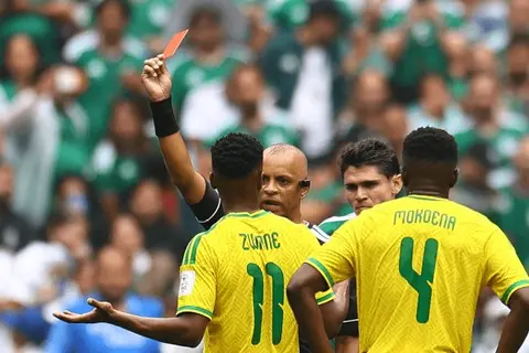  رسميًا.. إيقاف لاعب جنوب أفريقيا 3 مباريات في كأس العالم 